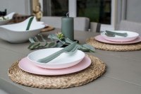Duka vackert med rosa fat och vitt! CLUB Koziol Organic miljövänliga plasttallrikar och skålar | Online hos Northmans.se