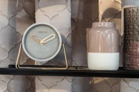 Modern bordsklocka i grå - NeXtime Cross Table grå | Hos Northmans.se