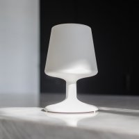 Snygg dimbar bordslampa i vitt från Koziol. Light To Go är portabel - Online hos Northmans.se