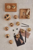 Rolig present! Emojibollar av trä - Spring Emotions | Online hos Northmans.se