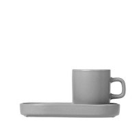 Fin kaffemugg med fat i ljusgrått MIO mirage grey - Blomus - Online hos Northmans.se