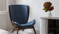 Skön fåtölj i blått perfekt för vardagsrummet från UMAGE - The Reader online hos Northmans.se