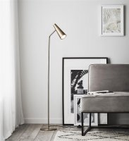 Rikta ljuset dit du vill med den stilrena och funktionella golvlampan PEAK! Perfekt vid soffan, fåtöljen och i sovrummet! | Mark