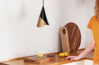 Taklampa perfekt över köksbänken, köksön och i läshörnan! Cornet lampskärm från UMAGE online hos Northmans.se