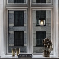 Taklampa Acorn svart/mässing i fönster från VITA Copenhagen - Northmans