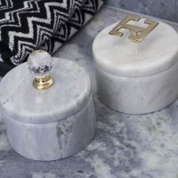 Ask i marmor med kristallknopp och grekisk nyckel - Svensk Marmor - Northmans