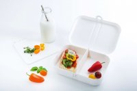 Vit matlåda med matavdelare. Tål diskmaskin och är organisk, 100% återvinningsbar - Koziol | Online hos Northmans.se