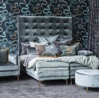 Vacker sänggavel i blå sammet från Jakobsdals | Online hos Northmans.se