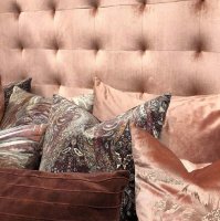 Elegant sänggavel i sammet, Rosé från Jakobsdals | Online hos Northmans.se