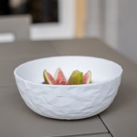 Snygg vit plastskål i en fasetterad design - Koziol CLUB | Northmans.se